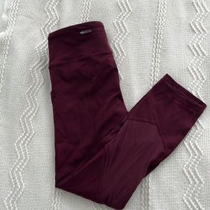 Lululemon quarter length Leggings with pockets and mesh